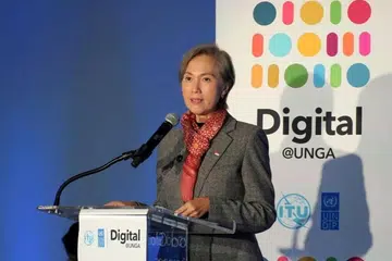 Menteri Penerangan dan Pembangunan Digital, Cik Josephine Teo, menggariskan pendekatan Singapura terhadap pembangunan dan penerimaan AI di PBB pada 21 September.