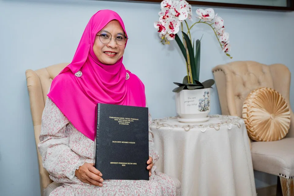 Dr Salha Mohamed Hussain, pernah meragui kemampuannya menyelesaikan tesis untuk ijazah Doktor Falsafah (PhD), ‘Pembangunan Model Proses Pembinaan Buku Teks Bahasa Melayu Sekolah Rendah di Singapura’.