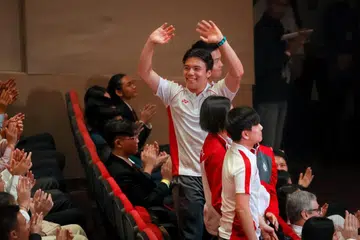 Atlet luncur lelayang, Maximilian Maeder, yang memenangi pingat gangsa dalam acara lelayang lelaki di Sukan Olimpik Paris, menerima sorakan hangat semasa Rapat Hari Kebangsaan 2024 pada 18 Ogos.