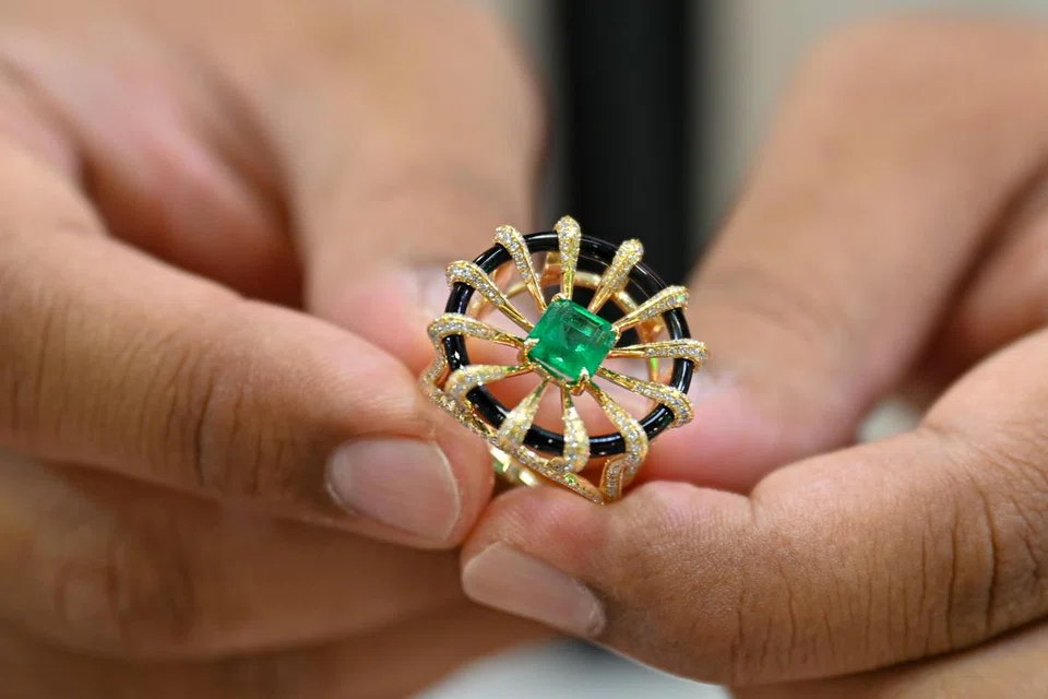 SYARIKAT TEMPATAN: Syarikat Encik Afzal Imram dan Cik Lin Ruiyin, State Property Fine Jewellery, adalah satu-satunya syarikat Melayu tempatan yang mempamerkan koleksi mereka di Pusat Ekspo & Konvensyen Singapura Marina Bay Sands dari Khamis hingga Ahad.