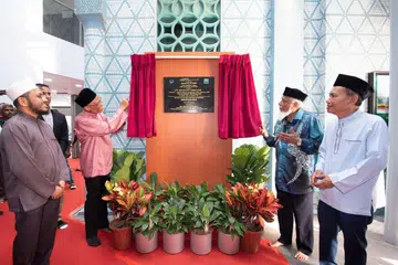 PEMBUKAAN SEMULA: Encik Masagos (dua dari kiri) mendedahkan plak yang menandakan tamatnya Projek Peningkatan Masjid (MUP) dan pembukaan semula Masjid Malabar. Turut hadir (kiri) ialah Mufti Dr Nazirudin Mohd Nasir, dan (kanan) Presiden Muis, Encik Saat A. Rahman. 