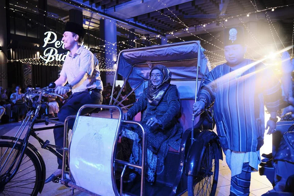 Sebagai tanda pengiktirafan, Mahani Mohd dibawa pengacara ‘Joget Gumbira’, Mamat Bora, mengelilingi ruang Persada Budaya dengan beca.