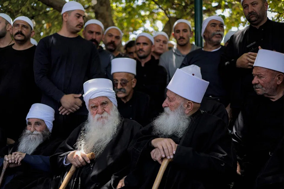 Para tokoh kanan komuniti Druze berhimpun dalam satu pertemuan di perkampungan Druze Majdal Shams di Dataran Tinggi Golan pada 16 Julai 2025. Pada hari yang sama, tentera Israel bertindak mengawal orang ramai dan menghalang komuniti Druze daripada menyeberangi sempadan ke Syria, susulan insiden keganasan berdarah di selatan negara itu yang mendorong Damsyik menghantar pasukan pemerintah.