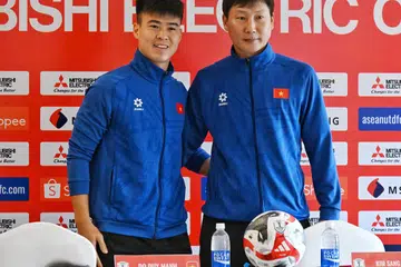 Pemain pertahanan Vietnam, Do Duy Manh (kiri), bersama jurulatih pasukannya, Kim Sang Sik, di sidang media di Hotel Saigon Phu Toh di Hanoi pada 28 Disember. Mereka berkata tidak akan mengambil remeh perlawanan separuh akhir kedua dengan Singapura walau berbekal dua gol. 