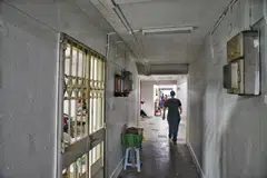 Beberapa aspek dalam garis panduan oleh Kementerian Pembangunan Sosial dan Keluarga (MSF) yang menerangkan amalan penjagaan sesuai untuk ibu bapa dan kanak-kanak mungkin tidak begitu mudah dilaksanakan terutama oleh keluarga yang tinggal dalam flat kecil seperti unit sewa tanpa bilik. 