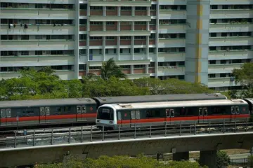 Kereta api di Laluan Utara-Selatan berhampiran Woodlands MRT station.