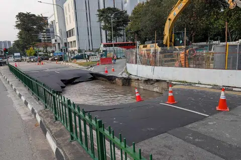 Kejadian lubang benam baru-baru ini berlaku berhampiran tapak pembinaan agensi air negara, PUB, yang sedang menjalankan kerja-kerja pemasangan paip pembetungan.