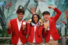 (Dari kiri) Atlet olahraga Singapura, Marc Brian Louis, Shanti Pereira dan Calvin Quek, bergambar bersama pingat yang dimenangi mereka di Sukan SEA 2025. 