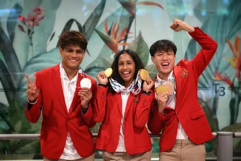 (Dari kiri) Atlet olahraga Singapura, Marc Brian Louis, Shanti Pereira dan Calvin Quek, bergambar bersama pingat yang dimenangi mereka di Sukan SEA 2025. 