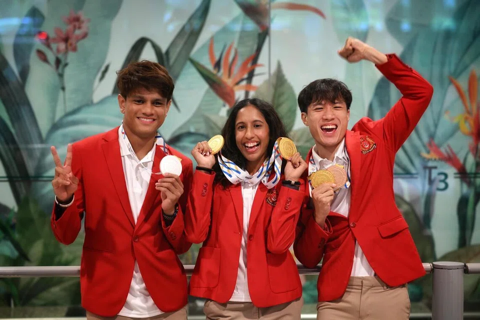 (Dari kiri) Atlet olahraga Singapura, Marc Brian Louis, Shanti Pereira dan Calvin Quek, bergambar bersama pingat yang dimenangi mereka di Sukan SEA 2025. 