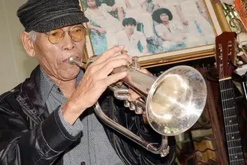 KEMBALI KE RAHMATULLAH: Pemain trompet dan vokalis band kumpulan Black Dog Bone, Masron Matali, 70 tahun, meninggal dunia pagi tadi. - Foto