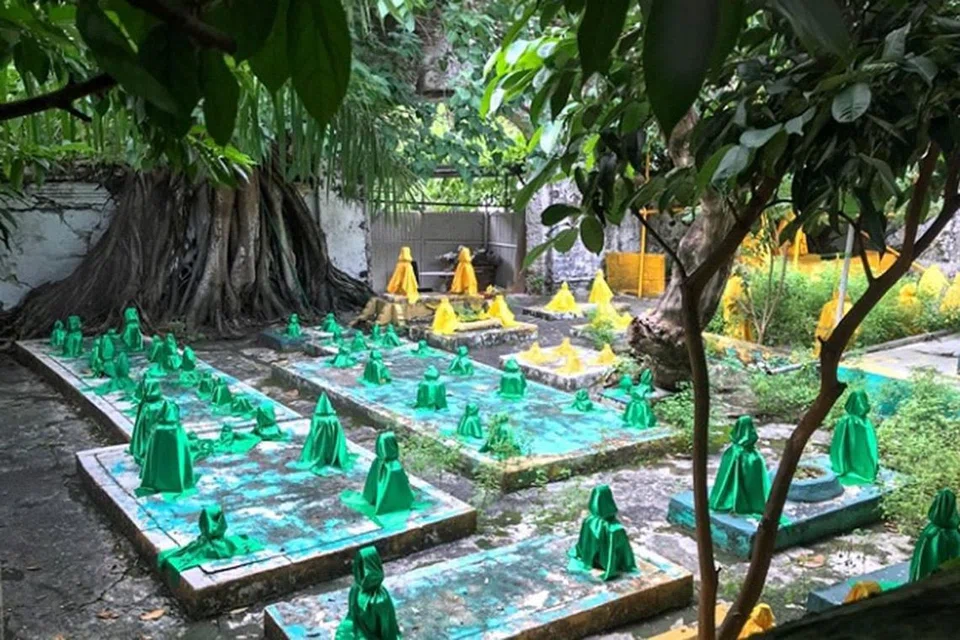 MAKAM SUFI DAN KELUARGA DIRAJA: Di perkuburan berpagar di Bukit Kasita ini, terdapat sebanyak 56 kubur. Nisan yang diselaputi kain hijau dikatakan menandakan kubur sufi, manakala kubur bertutup kain kuning menandakan kerabat diraja. - Foto SARAFIAN SALLEH