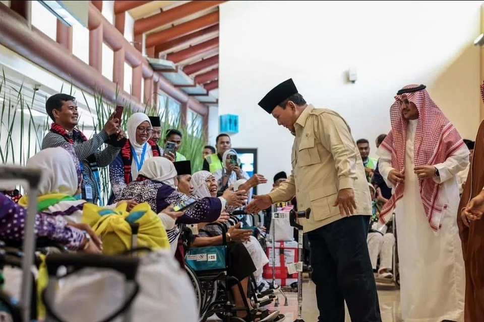 Presiden Indonesia, Encik Prabowo Subianto, beramah-tamah dengan jemaah haji Indonesia yang bakal berangkat ke tanah suci semasa beliau merasmikan Terminal Khusus Haji dan Umrah 2F di Lapangan Terbang Antarabangsa Soekarno-Hatta, pada 4 Mei 2025.