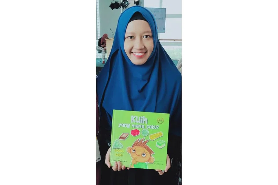 HARAPAN PENULIS: Cik Idayu berharap dengan adanya buku seperti Kuih Yang Mana Satu dapat memupuk minat anak-anak mengenali dan mempelajari budaya mereka. - Foto ihsan CIK SITI NUR IDAYU HUSSAIN