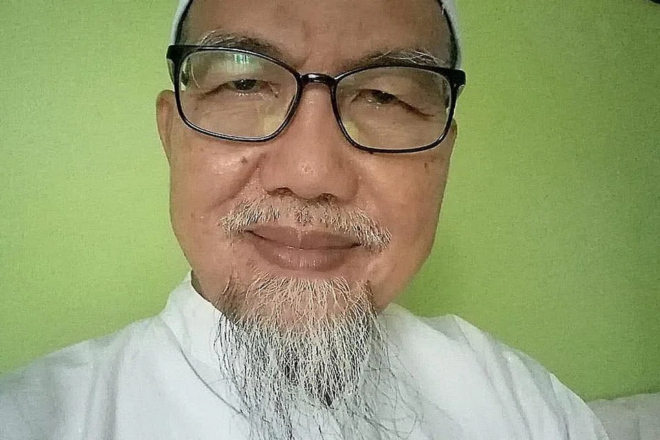 "Sejarah dan kehidupan sosial serta ekonomi masyarakat Melayu di daerah selatan Singapura dan pulau-pulau sekitarnya pada tahun 70-an merupakan latar utama novel ini... Pendokumentasian sangat mustahak dalam usaha kita memelihara khazanah silam untuk dipelajari generasi akan datang. Isu-isu toleransi kehidupan masyarakat berbilang bangsa yang diungkap dalam novel ini sangat baik menjadi bahan kajian sosial dan pendidikan di sekolah." - Sasterawan dan sutradara mapan, Encik Jamal Ismail, menghasilkan novel ketiga 'Ombak Selatan' yang diterbitkan oleh syarikat penerbitan Prakxis.