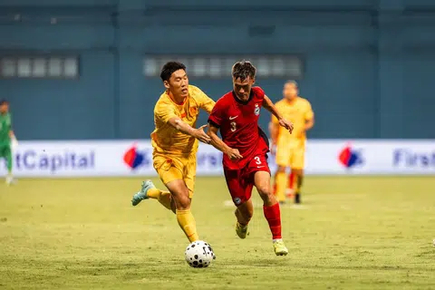 Bek kanan Singa, Ryhan Stewart (kanan), dipilih sebagai pemain terbaik perlawanan kerana tenaga dan semangat juang yang dipamernya semasa bukan sahaja tempoh bertahan, bahkan ketika membantu pasukan menyerang juga.