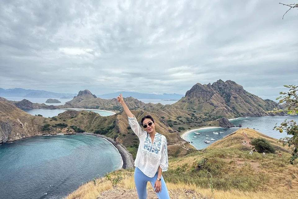 Penulis bergambar di tapak hentian keempat yang menawarkan panorama tiga teluk ikonik. 