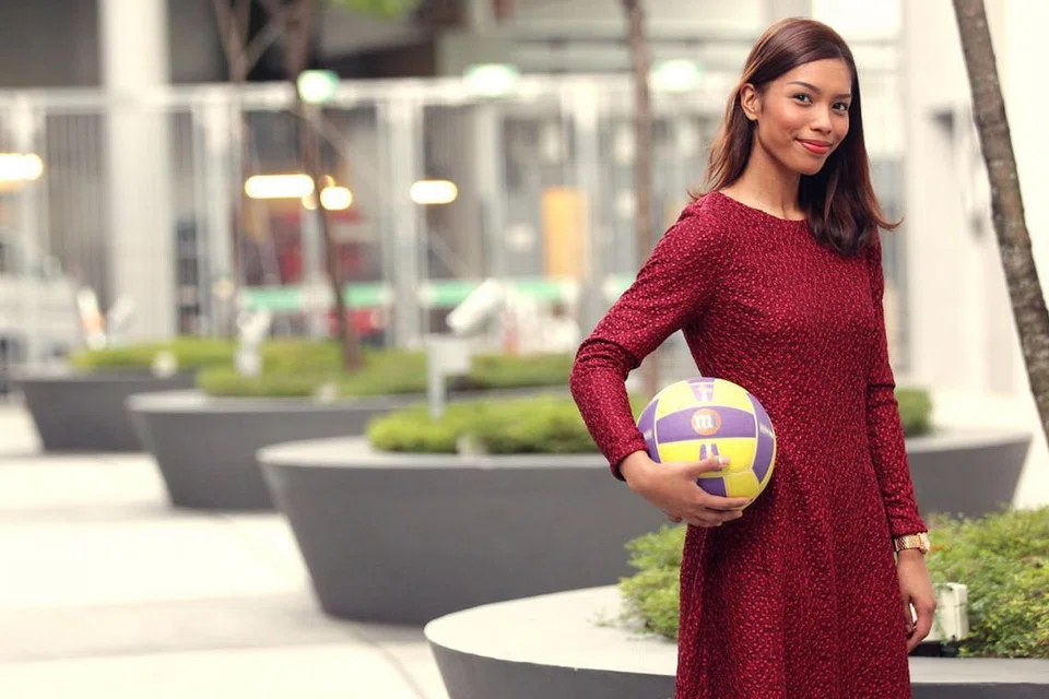 KORBANKAN MASA: Demi sukan bola jaring kegemarannya, Aqilah Andin, yang merupakan antara yang terpilih mewakili skuad negara bertanding di kejohanan Piala Dunia Bola Jaring di Liverpool, England pada 12 hingga 21 Julai nanti, rela mengurangkan masa beraya demi menjalani latihan bersama pasukan. - Foto BM oleh ZHANG XUAN