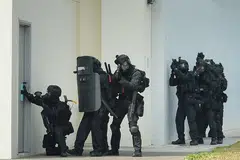 USAHA TANGANI PENGGANASAN: Askar Pasukan Petugas Operasi Khas (SOTF) SAF semasa satu sesi mempamerkan keupayaan mereka. Sebuah Pusat Perintah Operasi Khas (SOCC) bakal ditubuhkan bagi membolehkan SOTF menjalankan operasi perintah dan kawalan dalam kejadian pelbagai serangan di pelbagai tempat.