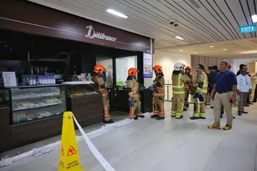 Anggota bomba kelihatan di cawangan kafe Delifrance yang terletak di Pusat Perubatan NUH pada sekitar 12 tengah hari 15 Mei menyusuli kebakaran kecil di kafe itu. 