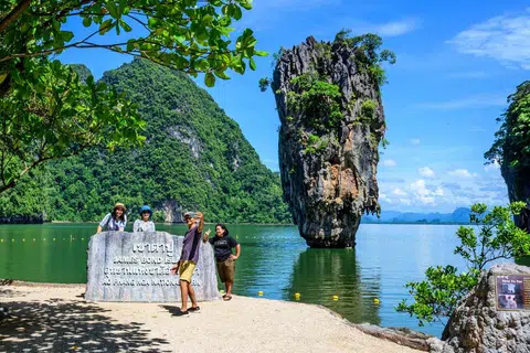 Pelancong memetik gambar di depan Pulau James Bond di Phuket, Thailand, pada 2021. 