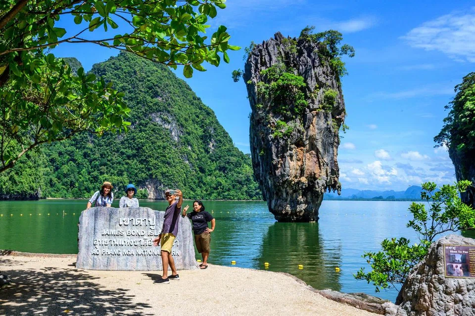 Pelancong memetik gambar di depan Pulau James Bond di Phuket, Thailand, pada 2021. 