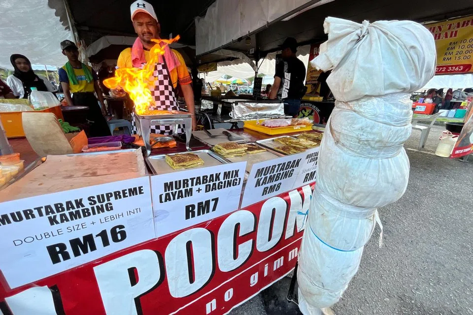 Replika pocong menyambut kedatangan pelanggan ke gerai peniaga martabak, Encik Muhammad Firdaus Kamaruddin, 39 tahun, di bazar Ramadan Taman Seremban Jaya, Negeri Sembilan.