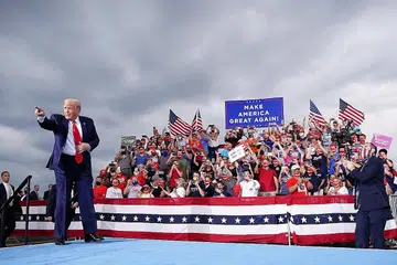 BERKEMPEN: Encik Trump (kiri) berucap di depan penyokongnya dalam satu perhimpunan di North Carolina kelmarin. Beliau berkata tidak ada orang menyukai Cik Kamala Harris, calon naib presiden daripada Demokrat, senator itu "sekali-kali tidak boleh menjadi presiden wanita pertama" Amerika. - Foto AFP