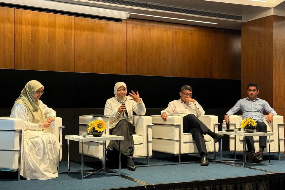 (Dari kiri) Pegawai Eksekutif (CEO) Amanie Advisors, Cik Suhaida Mahpot; Ketua Pengagihan Takaful Etiqa Insurance, Cik Sainava Bee Bee (selaku moderator); Pengarah Strategi Ekonomi & Pasaran di Financial Alliance, Encik Sani Hamid dan Pengurus Pelaburan Kanan di Sidra Capital, Encik Syazwan Sultan, berkongsi tentang tinjauan ekonomi dan pelaburan alternatif semasa Simposium Rizq pada 22 Januari. 