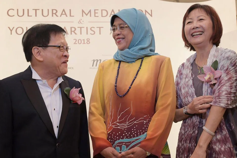 DIJULANG KERANA PERJUANGAN SENI: Pemuzik jaz Louis Soliano (kiri) dan pengasas bersama kumpulan tari Frontier Danceland Low Mei Yoke (kanan) menerima penghormatan tertinggi berupa Pingat Budaya yang disampaikan Presiden Halimah Yacob di Istana semalam. - Foto BH oleh ALPHONSUS CHERN