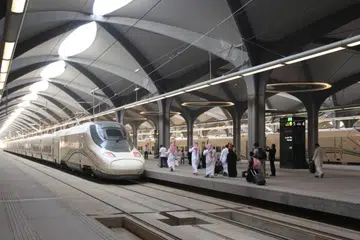 Kereta Api Berkelajuan Tinggi Haramain menghubungkan jemaah dengan Masjidil Haram dan Masjid Nabawi bagi tujuan ibadah ketika musim haji dan umrah.