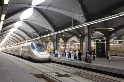 Kereta Api Berkelajuan Tinggi Haramain menghubungkan jemaah dengan Masjidil Haram dan Masjid Nabawi bagi tujuan ibadah ketika musim haji dan umrah.