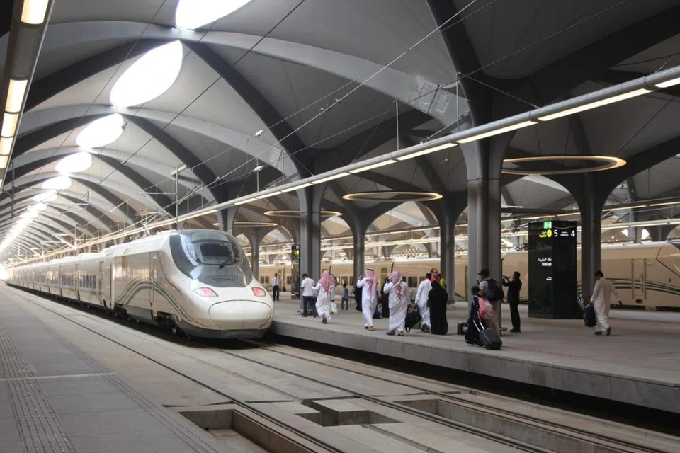Kereta Api Berkelajuan Tinggi Haramain menghubungkan jemaah dengan Masjidil Haram dan Masjid Nabawi bagi tujuan ibadah ketika musim haji dan umrah.