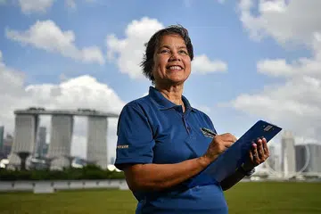 TERUS AKTIF: Sekalipun bersara awal, Cik Noorjahan, 59 tahun, masih kekal aktif melakukan pekerjaan bebas dan kerja sukarelawan di beberapa pertubuhan. Kini, beliau bekerja secara sambilan sebagai dosen/pegawai perkhidmatan pelanggan dalam sektor pelancongan. - Foto BM oleh CHONG JUN LIANG