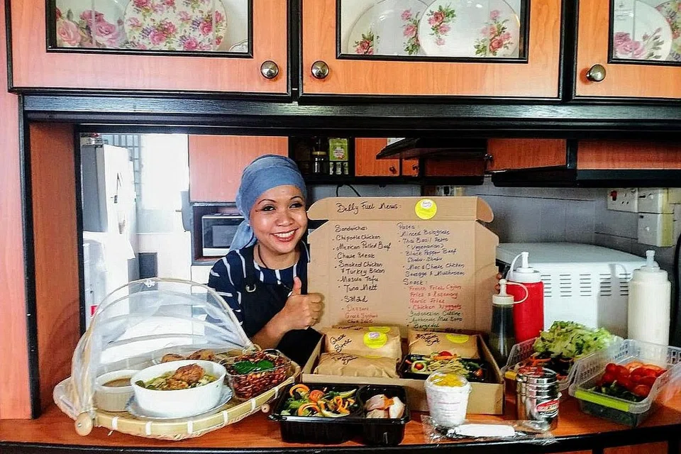 NIAGA LEBIH LANCAR: Dengan menggunakan aplikasi The Halal People, Cik Henny berkongsi proses tempahan makanan dan mencari penghantar makanan lebih mudah. - Foto ihsan HENNY HIDAWATY SUMARDI
