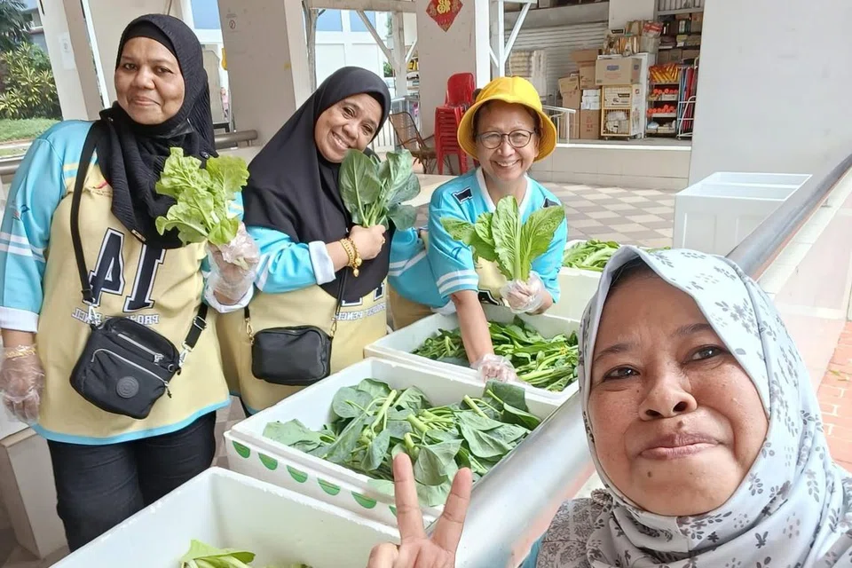 Relawan dan pengasas kumpulan komuniti, Project Pencil Singapore, Cik Sarimah Amat, (depan, kanan) bekerjasama rapat dengan kumpulan Food Rescue Sengkang untuk membantu mengagihkan buah-buahan dan sayur-sayuran yang tidak sempurna serta bahan makanan yang boleh dimakan dan telah diselamatkan kepada golongan memerlukan.