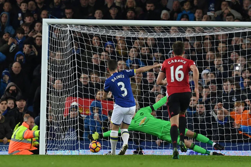 GOL PENYELAMAT: Pemain Everton Leighton Baines menjaringkan gol penalti, menewaskan penjaga gawang Manchester United David de Gea bagi gol penyamaan Everton. - Foto AFP
