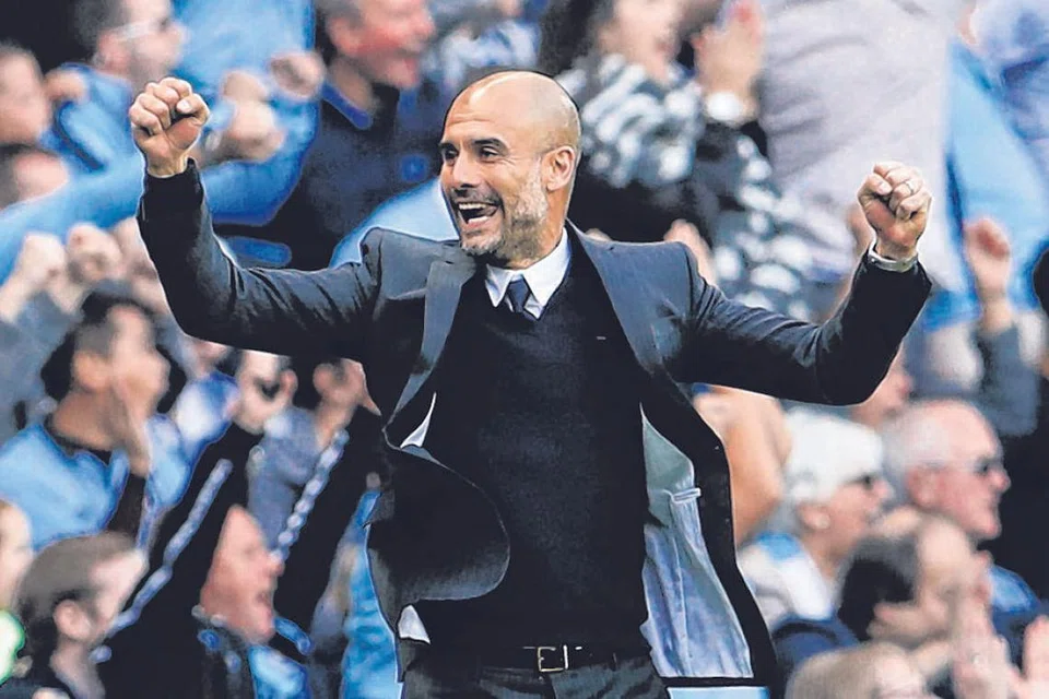 KEMENANGAN PERTAMA: Pengurus Manchester City, Pep Guardiola, gembira sambil meraikan kemenangan pasukannya setelah pemain pertahan Sunderland, Paddy McNair, menjaring gol sendiri pada minit-minit terakhir perlawanan. - Foto REUTERS