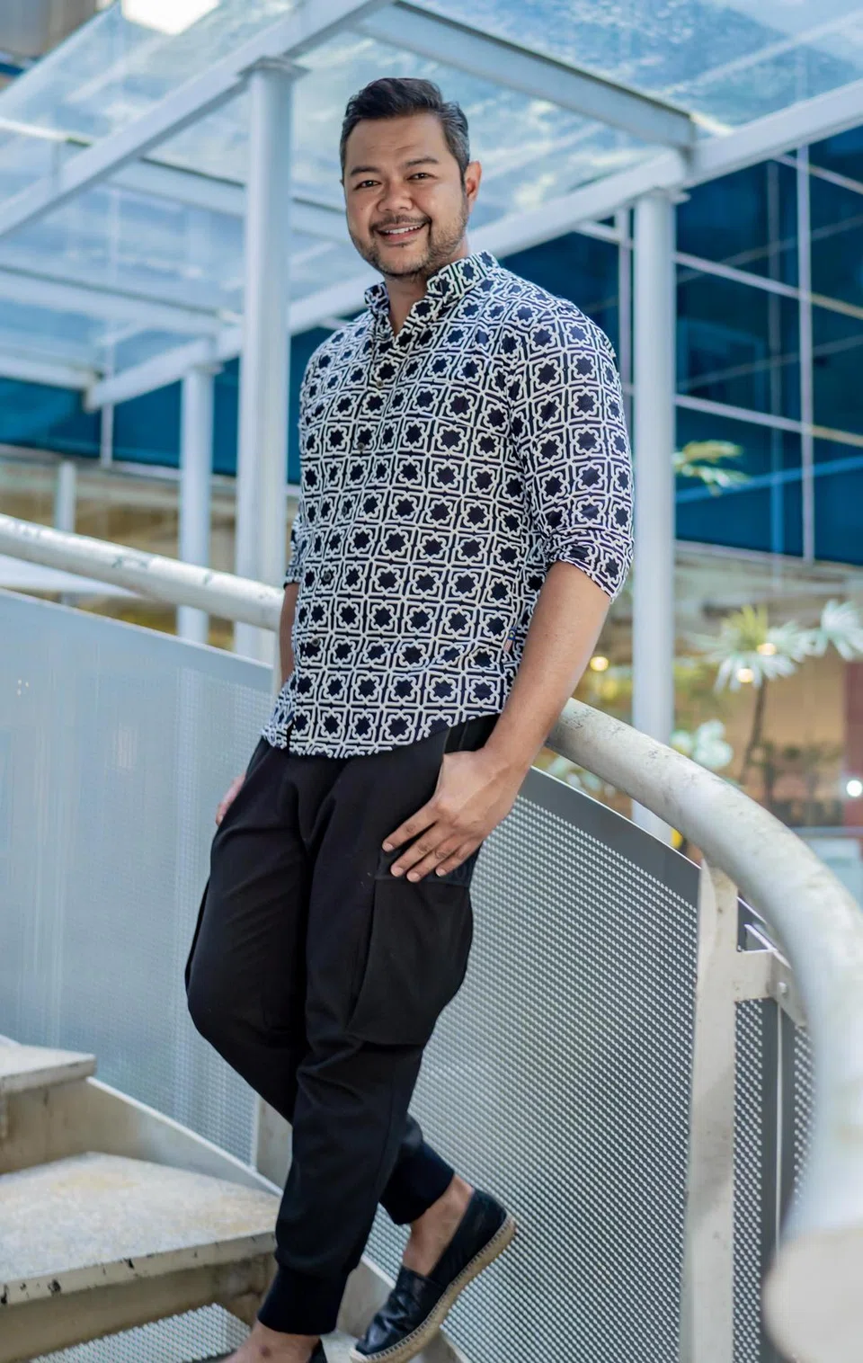 MANTAP: Hazrul Nizam kini bersedia untuk meneroka lebih banyak peluang meluaskan kerjaya muziknya di Malaysia.