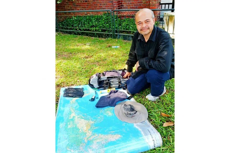 SUDAH SIAP SEDIA UNTUK BERANGKAT: Encik Ismail Abu Bakar akan memulakan pengembaraannya pada 2 Februari nanti dan merancang memperoleh senaskhah Al-Quran dari setiap negara yang dijelajahi. - Foto fail