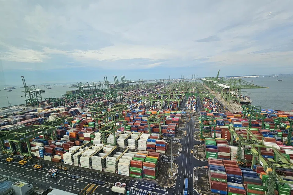 Terminal Pasir Panjang PSA menggunakan teknologi dalam operasinya, termasuk kenderaan kontena berautonomi yang tidak memerlukan pemandu untuk bergerak di sekitar pelabuhan itu.