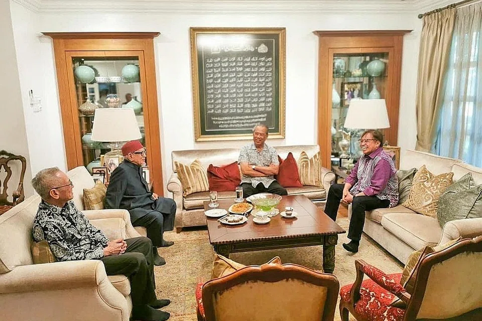 BINCANG SOAL PEMBENTUKAN KERAJAAN: Pengerusi Perikatan Nasional, Tan Sri Muhyiddin Yassin (dua dari kanan), menerima kunjungan Premier Sarawak, Tan Sri Abang Johari Tun Openg (kanan) dan Presiden PAS, Tan Sri Abdul Hadi Awang (dua dari kiri), untuk membincangkan pembentukan Kerajaan Persekutuan di rumahnya di Bukit Damansara. - Foto FACEBOOK MUHYIDDIN YASSIN