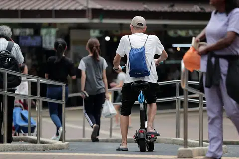 BUKAN KAKITANGAN: Grabfood, Foodpanda dan Deliveroo telah berhenti bekerjasama dengan pekerja penghantaran makanan yang menggunakan skuter elektrik. - FOTO: FAIL