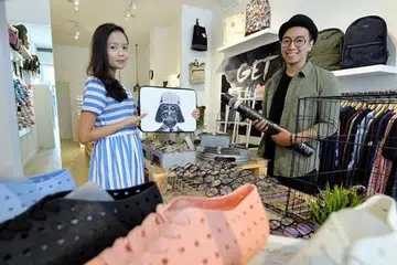 KEMBANG PERNIAGAAN: Cik Athirah Norris dan Encik Muhammad Fauzi Anuwar kini mempunyai sebuah kedai di Arab Street. - Foto M.O. SALLEH