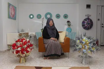 TRADISI DIBERI SENTUHAN UNIK: Cik Jasrena (atas) memberi sentuhan peribadi kepada bunga telur yang digubahnya supaya menarik hati pelanggan yang inginkan sesuatu yang unik dan istimewa. - Foto BM oleh MARCELLIN LOPEZ