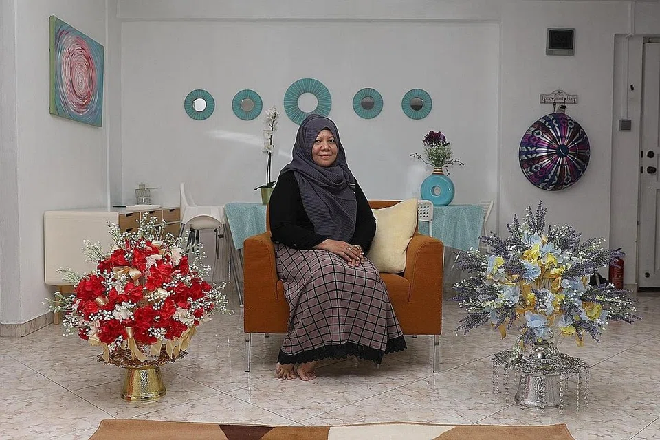 TRADISI DIBERI SENTUHAN UNIK: Cik Jasrena (atas) memberi sentuhan peribadi kepada bunga telur yang digubahnya supaya menarik hati pelanggan yang inginkan sesuatu yang unik dan istimewa. - Foto BM oleh MARCELLIN LOPEZ