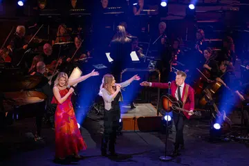 Persembahan yang akan membawa anda menyusur jalan kenangan lagu Olivia Newton-John dalam pelbagai era kerjaya seninya dijayakan penghibur Australia dengan iringan Orkestra Base Philharmonic dari Singapura.