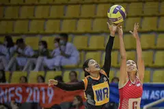 SENGIT: Vanessa Lee (kanan) bergelut dengan pemain Malaysia Nurfariha Abdul Razak (kiri) untuk mendapatkan bola dalam perlawanan Singapura menentang Malaysia di Kompleks Sukan Santa Rosa semalam. - Foto BH oleh MARK CHEONG