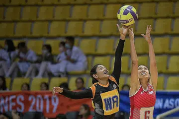 SENGIT: Vanessa Lee (kanan) bergelut dengan pemain Malaysia Nurfariha Abdul Razak (kiri) untuk mendapatkan bola dalam perlawanan Singapura menentang Malaysia di Kompleks Sukan Santa Rosa semalam. - Foto BH oleh MARK CHEONG