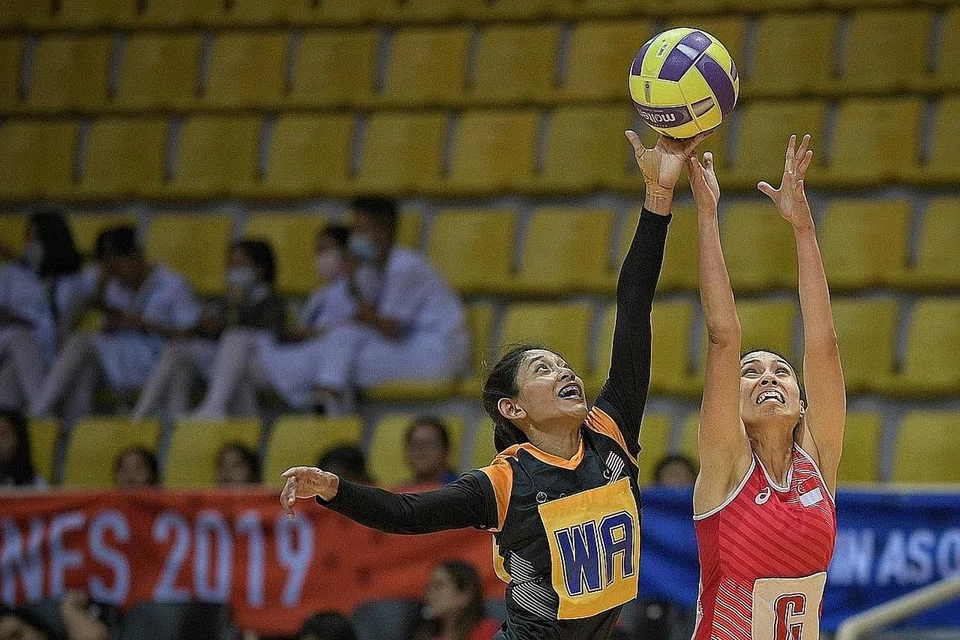 SENGIT: Vanessa Lee (kanan) bergelut dengan pemain Malaysia Nurfariha Abdul Razak (kiri) untuk mendapatkan bola dalam perlawanan Singapura menentang Malaysia di Kompleks Sukan Santa Rosa semalam. - Foto BH oleh MARK CHEONG